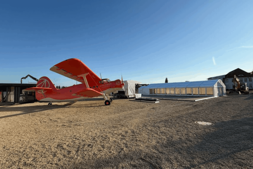 AusserGewoehnlich Berlin Antonov AN-2 von der Bauwert Transiträume