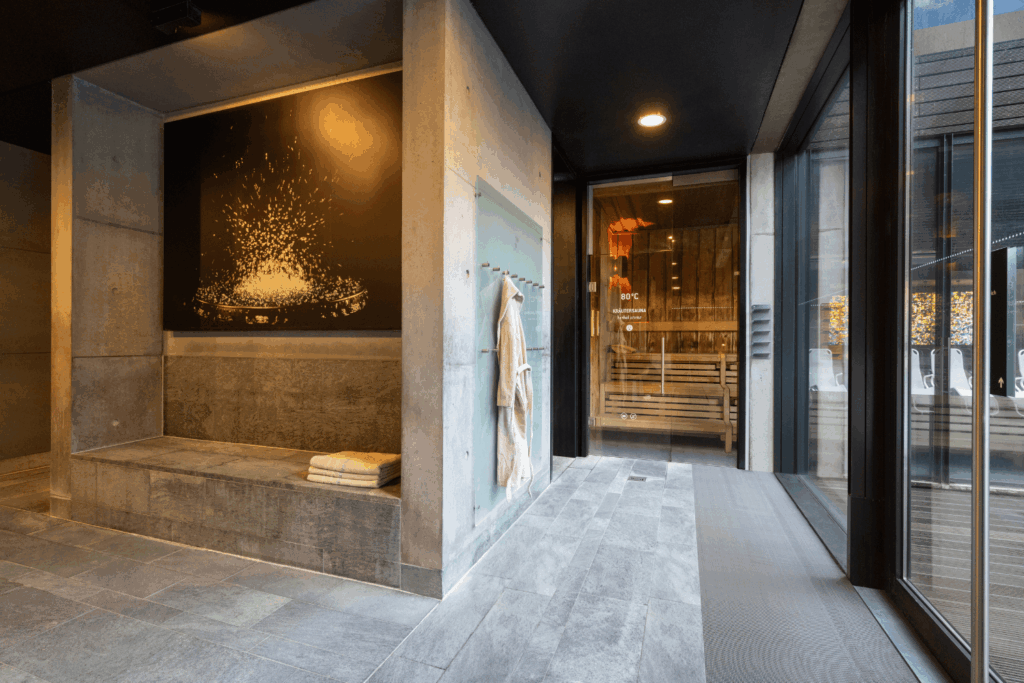 AusserGewöhnlich Berlin Spa-Lounge LIQUIDROM Salzwasserpool, Musik, und Lichtspiele