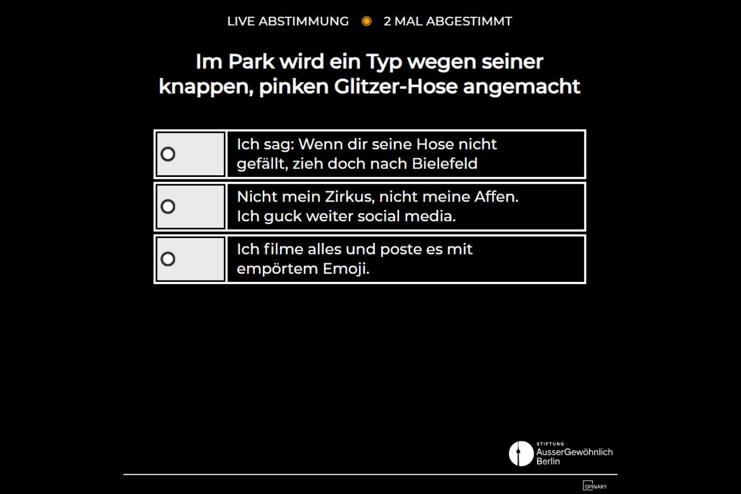 Im Park wird ein Typ wegen seiner knappen, pinken Glitzer-Hose angemacht