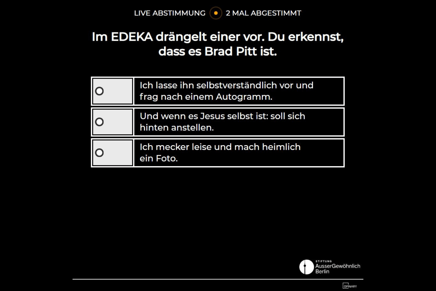 Im EDEKA drängelt einer vor. Du erkennst, dass es Brad Pitt ist.